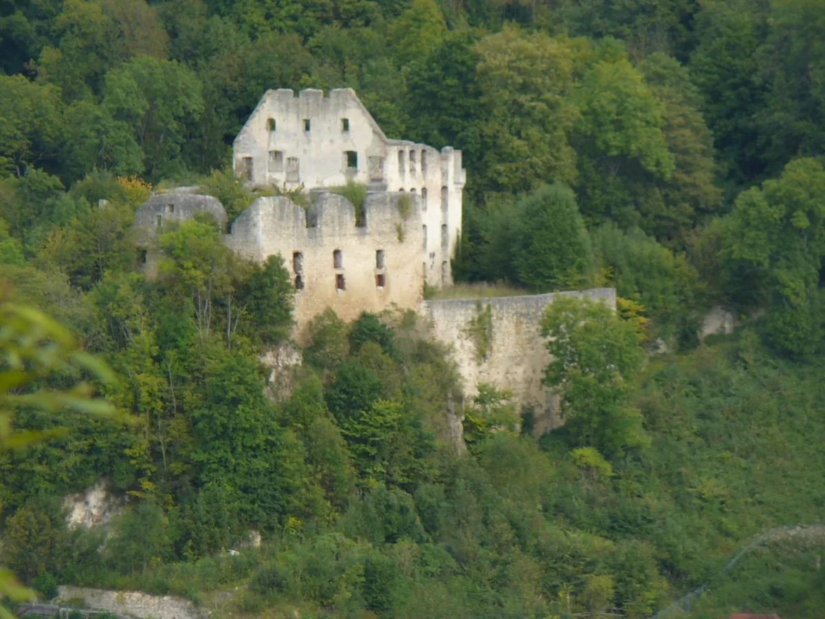 Burg Schülzburg: Westansich mit Palas vorne und Schlossbau