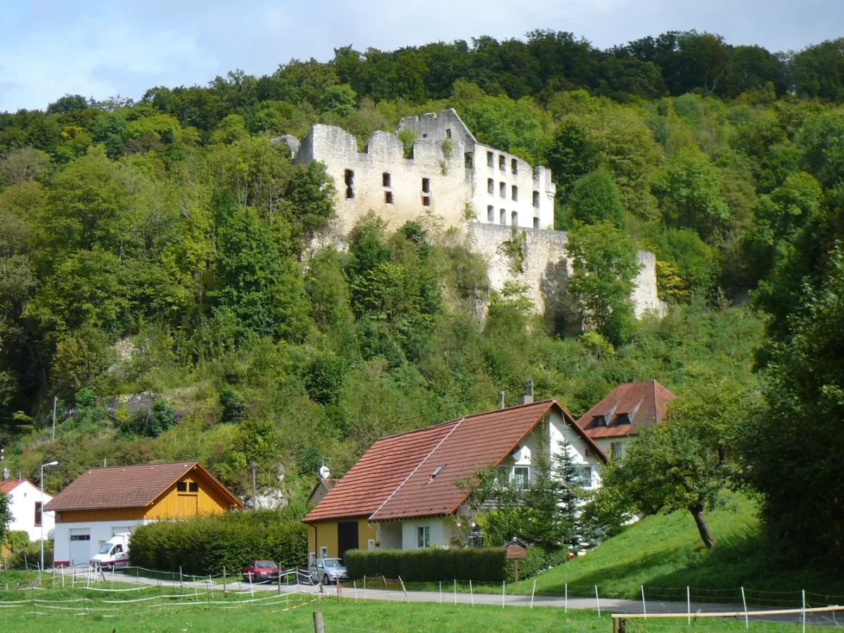 Burg Schülzburg: Südansicht, unten im Hintergrund Walmdach des alten Spethschen Amtshauses