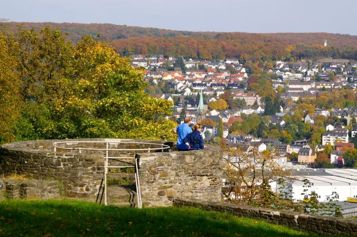 Burg Volmarstein: Aussichtspunkt am Fundament des ehemaligen unteren Mauerturms