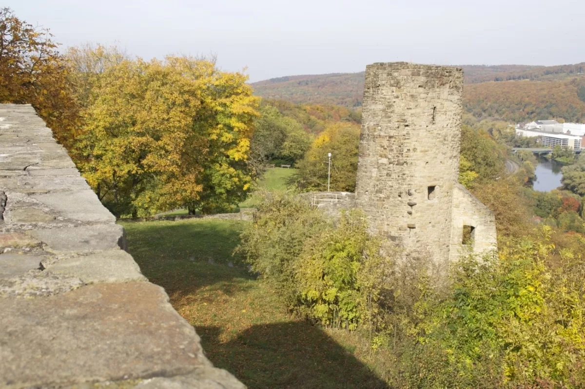 Burg Volmarstein: Ehemaliger Torturm und dahinter das Ruhrtal