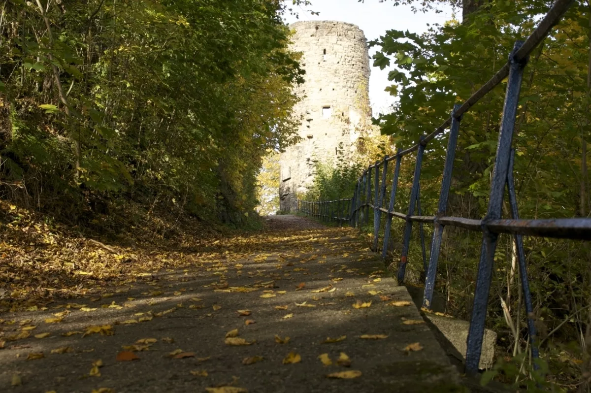 Burg Volmarstein: Ostaufgang mit Torturm