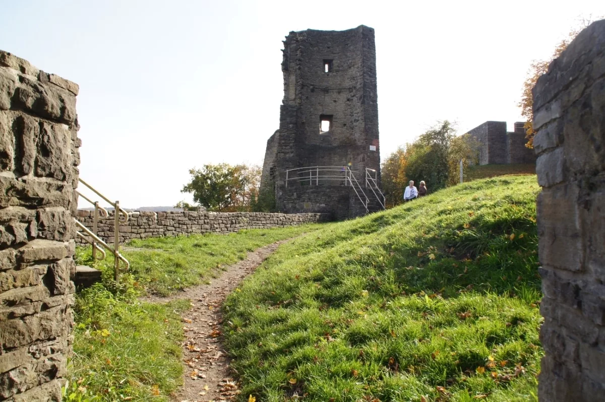 Burg Volmarstein: Blick in die Kernburg vom Nordwestzugang mit Resten des Torturms