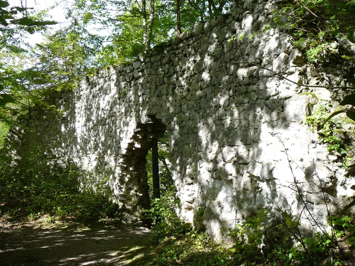 Burg Wartstein: Mauerreste mit Durchbruch der Vorburg unterhalb der Hauptburg - Westseite