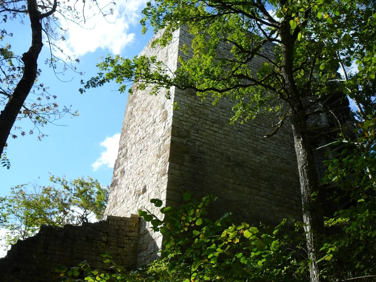 Burg Wartstein: Die turmartige Schildmauer - Südostansicht