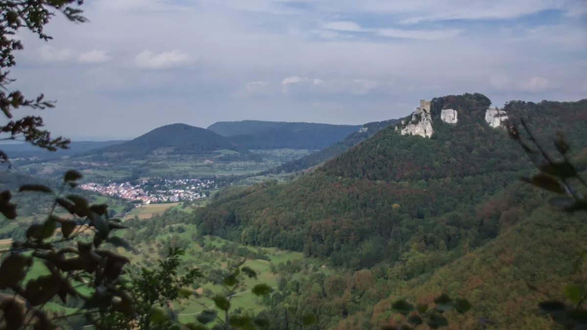 Burgstall Burg Heimenstein: Blick auf Neidlingen und Burg Reußenstein