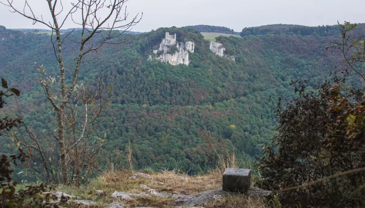 Burgstall Burg Heimenstein mit Blick zu Burg Reußenstein