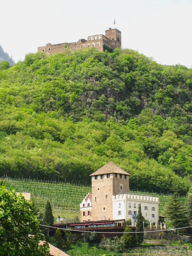 Schloss Korb und Burg Boymont darüber - Südostansicht