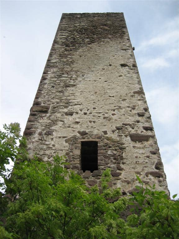 Kreideturm Hocheppan Westseite mit Turmzugang in 3 m Höhe