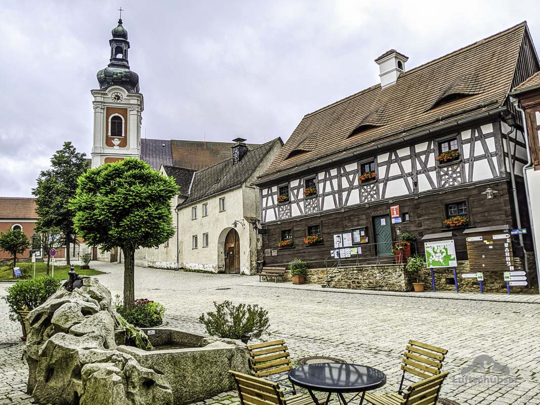 Neualbenreuth Sehenswürdigkeiten: Marktplatz mit Alter Posthalterei und Pfarrkirche