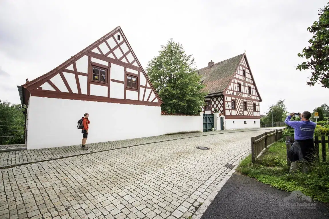 Neualbenreuth Sehenswürdigkeiten: Das Schulgebäude wurde 1910 vom bayerischen Staat errichtet. Typisch Egerländer Fachwerk in Markt Bad Neualbenreuth