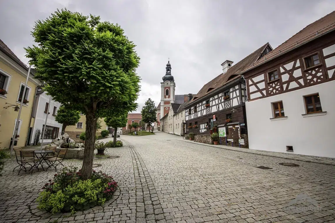Neualbenreuth Sehenswürdigkeiten: Marktplatz mit Alter Posthalterei und Sagenbrunnen