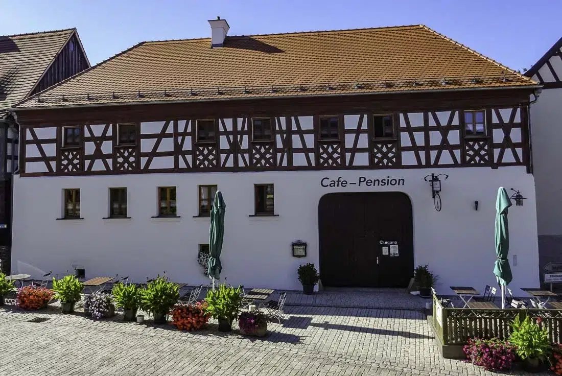 Neualbenreuth Sehenswürdigkeiten: Der Egerländer Fachwerkhof: Café und Pension am Marktplatz