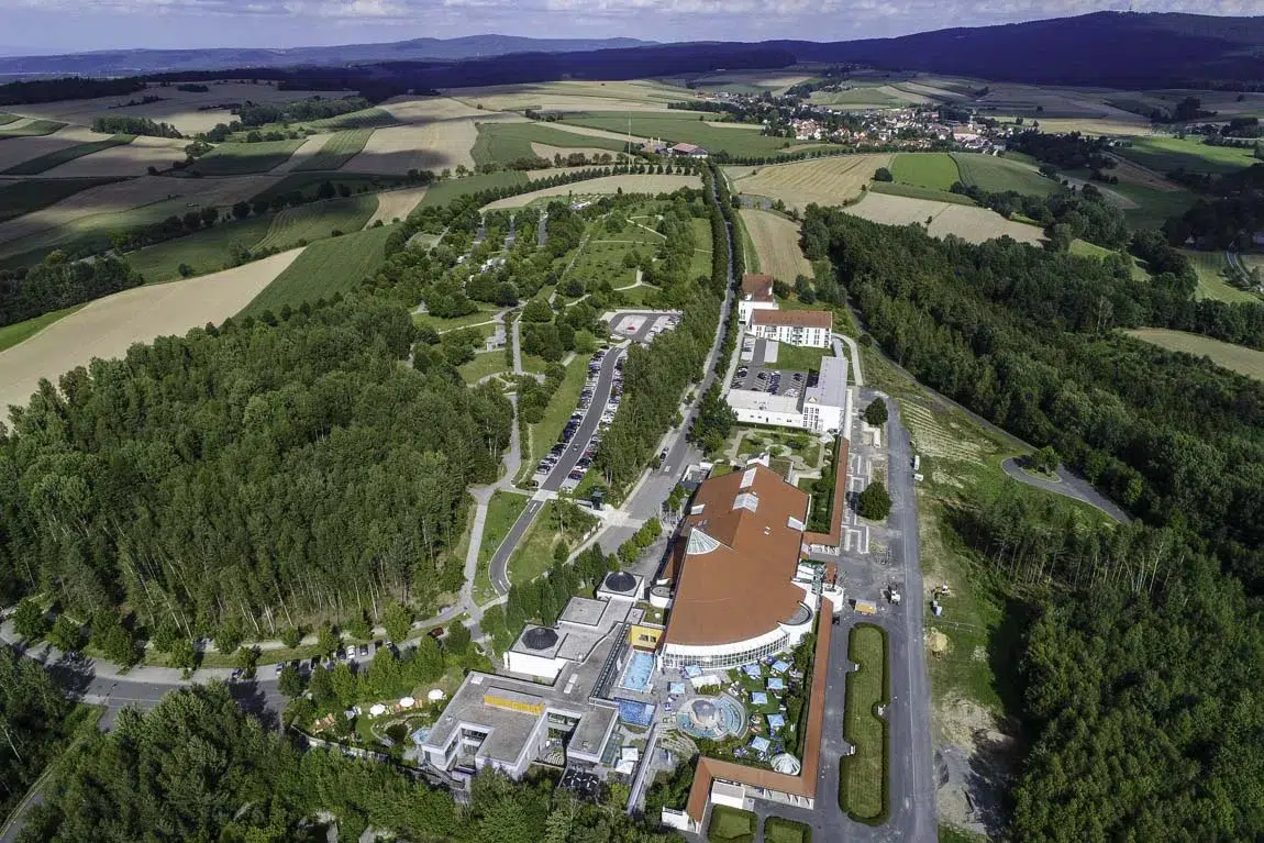 Neualbenreuth Sehenswürdigkeiten: Luftaufnahme Sibyllenbad Therme und dahinter Bad Neualbenreuth