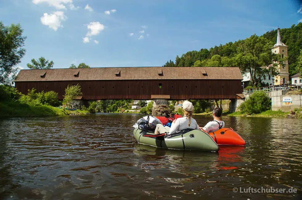 Neualbenreuth Sehenswürdigkeiten: Paddeln auf der Eger: An der historischen Holzbrücke in Radošovský
