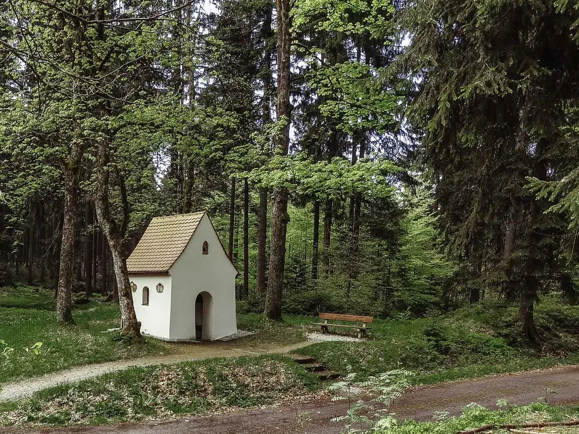 Neualbenreuth Sehenswürdigkeiten: Die Kapelle Alter Herrgott. Diese kleine Waldkapelle steht im Egerer Hochwald an einer Wegkreuzung