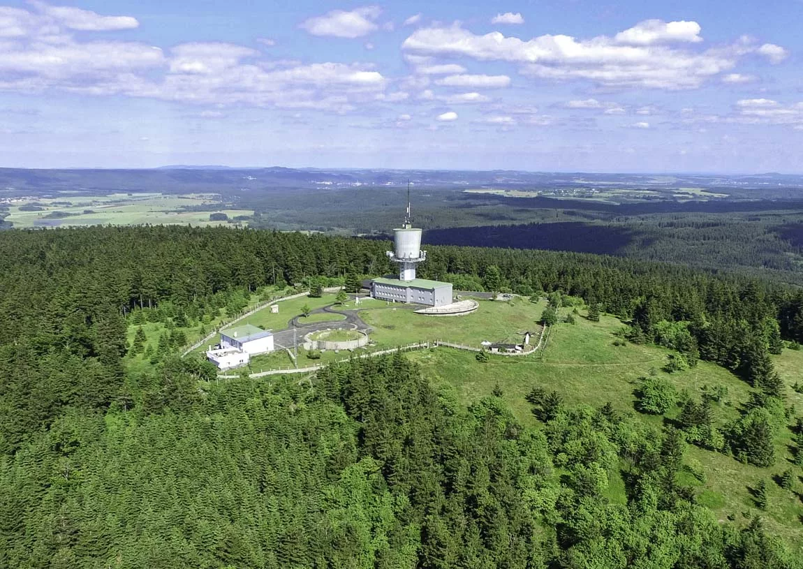 Neualbenreuth Sehenswürdigkeiten: Luftaufnahme Tillenberg mit ehemaliger Abhörstation