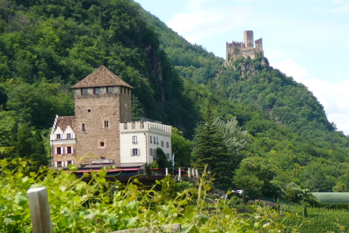 Blick von Süden: Schloss Korb mit Burg Hocheppan im Hintergrund
