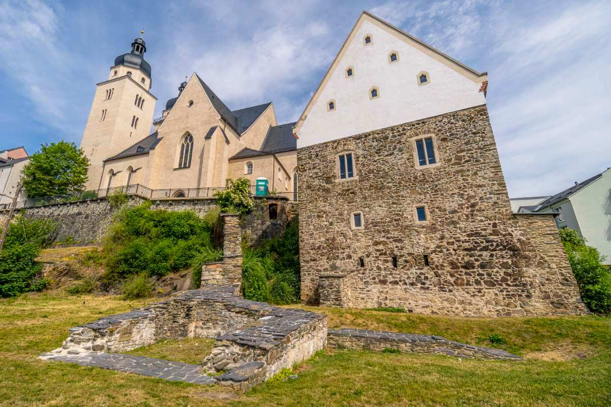 Plauen Sehenswürdigkeiten: Johanniskirche und Komturhof mit Turmfundament der Stadtbefestigung