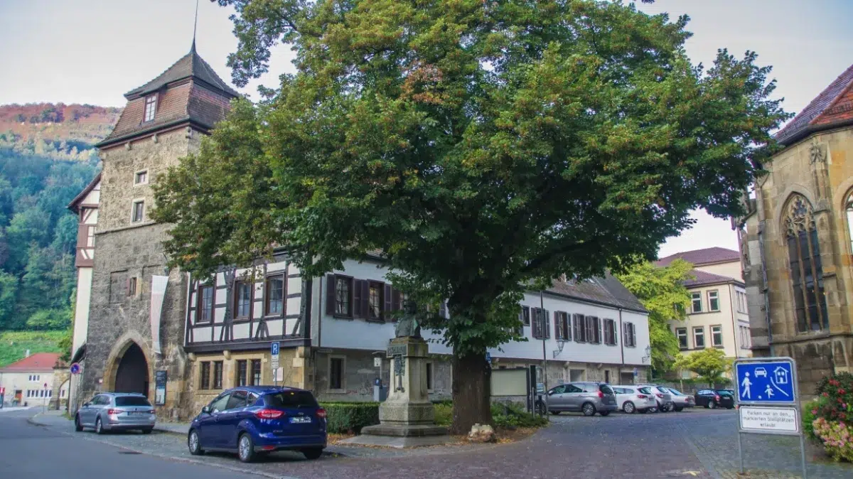 Residenzschloss Urach: Torturm und Professorengebäude an der Südseite