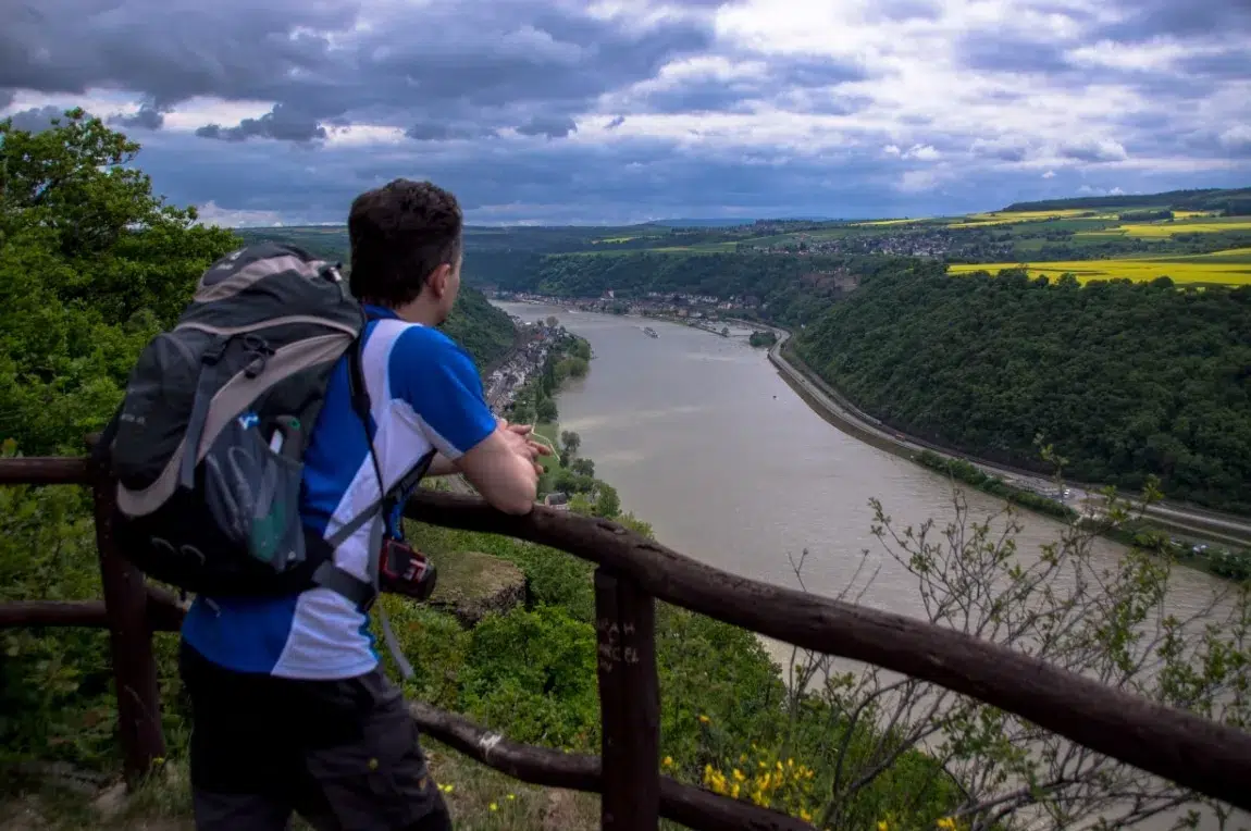 Rheinsteig: Schöner Aussichtspunkt über dem Rhein