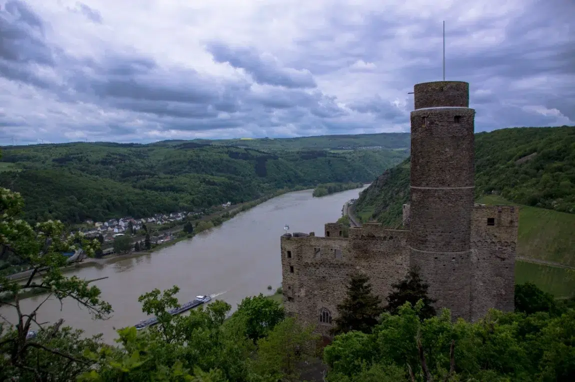 Rheinsteig: Burg Maus über dem Rhein