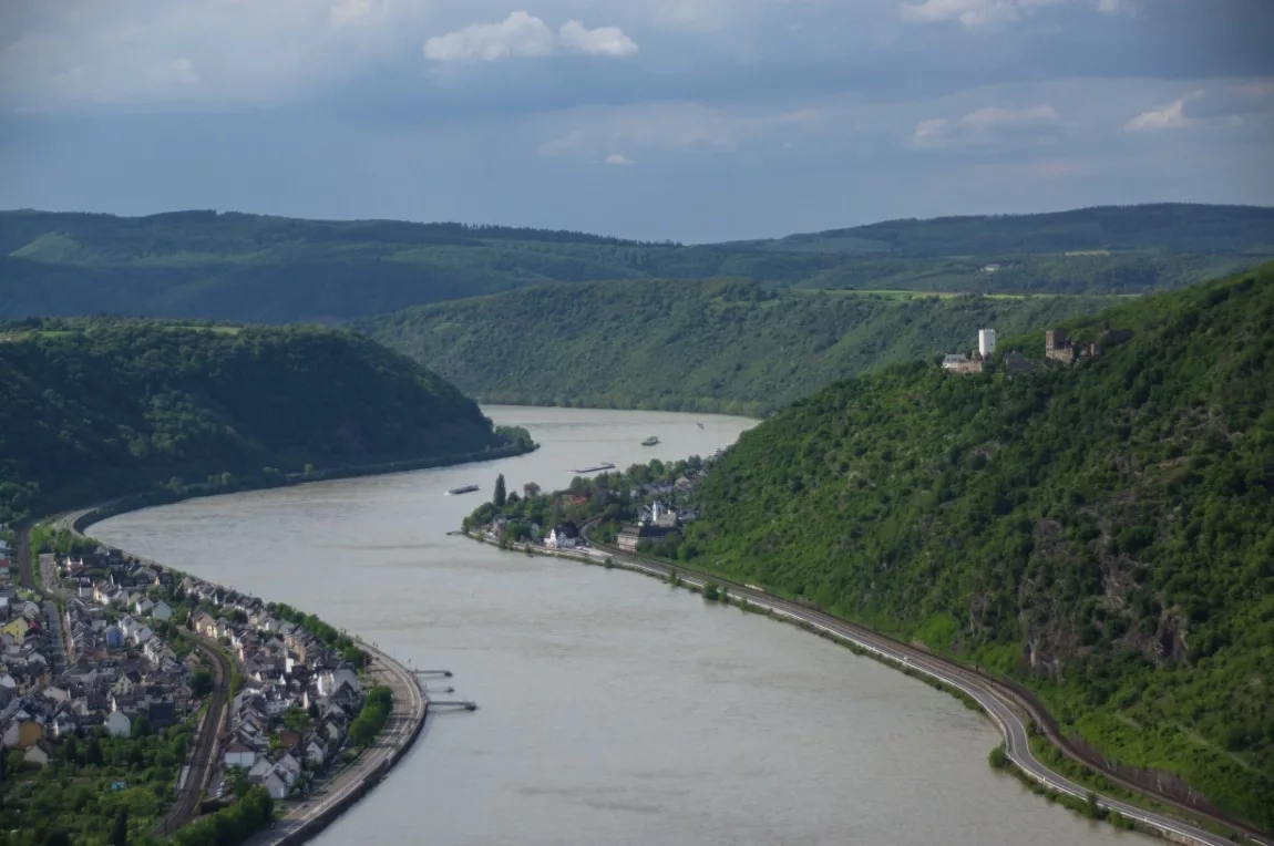 Rheinsteig: Blick auf den Rhein und das Burgenpaar Liebenstein & Sterrenberg