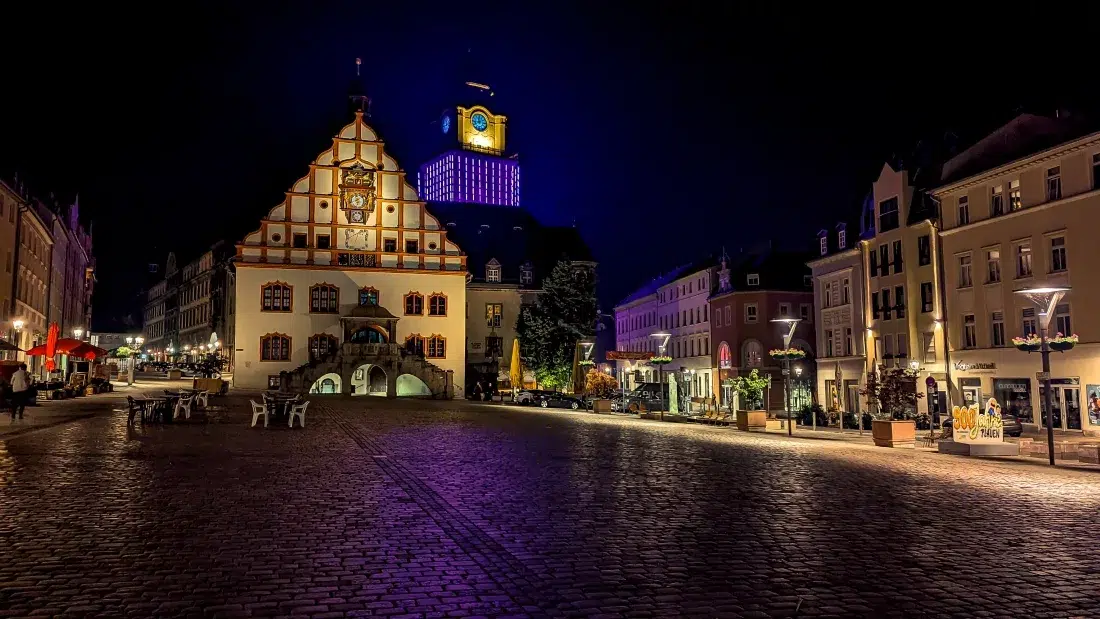 Urlaubsregion Vogtland: Plauen bei Nacht mit Altmarkt und Rathaus