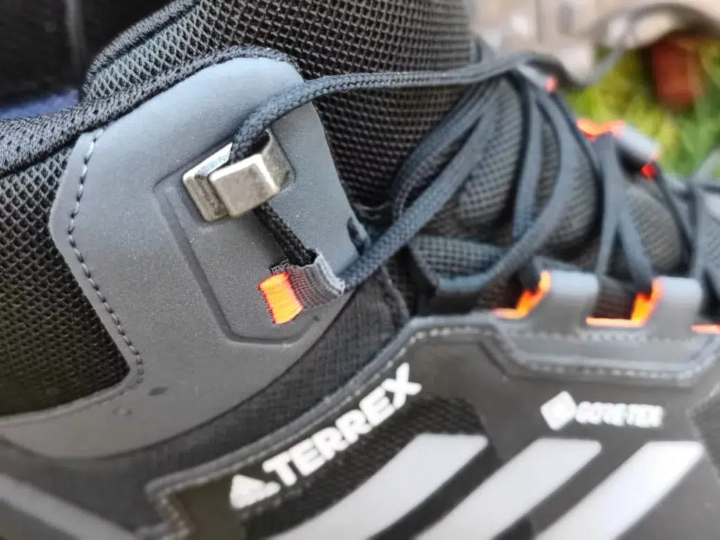 Adidas Terrex Swift R3 GTX MID: Lace Bungee zur einfachen Fixierung der Schnürsenkel plus Hakenösen