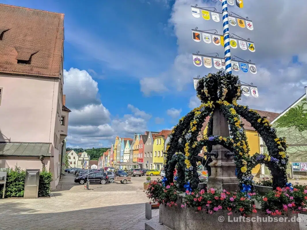 Goldsteig wandern: Osterbrunnen in Neustadt an der Waldnaab