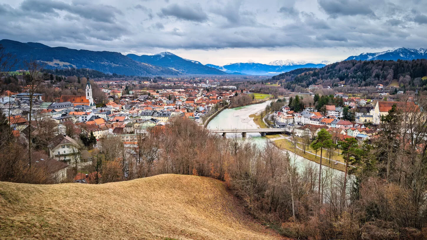 Tölzer Land im Winter: Blick vom Kalvarienberg auf Bad Tölz